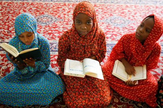 فتيات مسلمات يقرأن القرآن في نيروبي