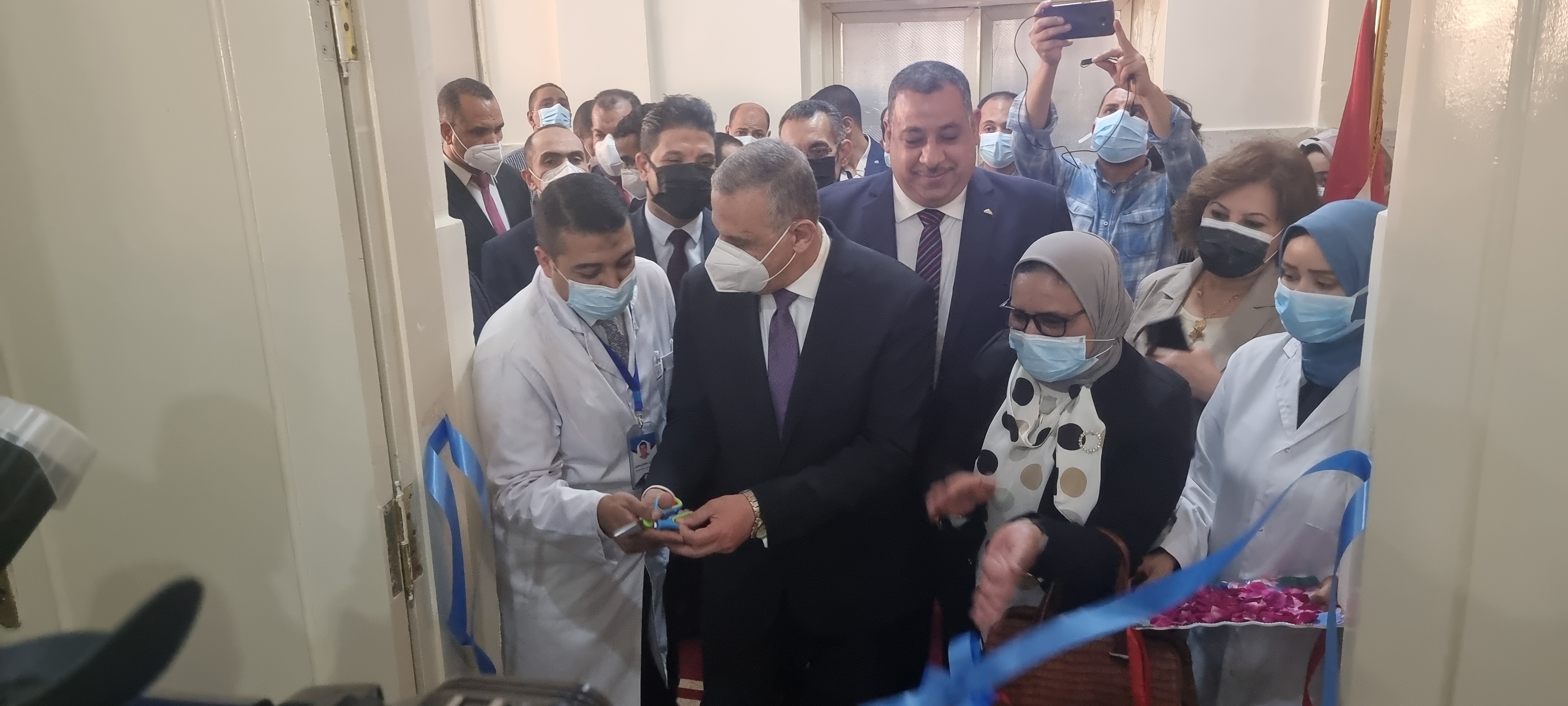 Le gouverneur Sohag a inauguré la nouvelle unité de radiologie du Fever Hospital (13)