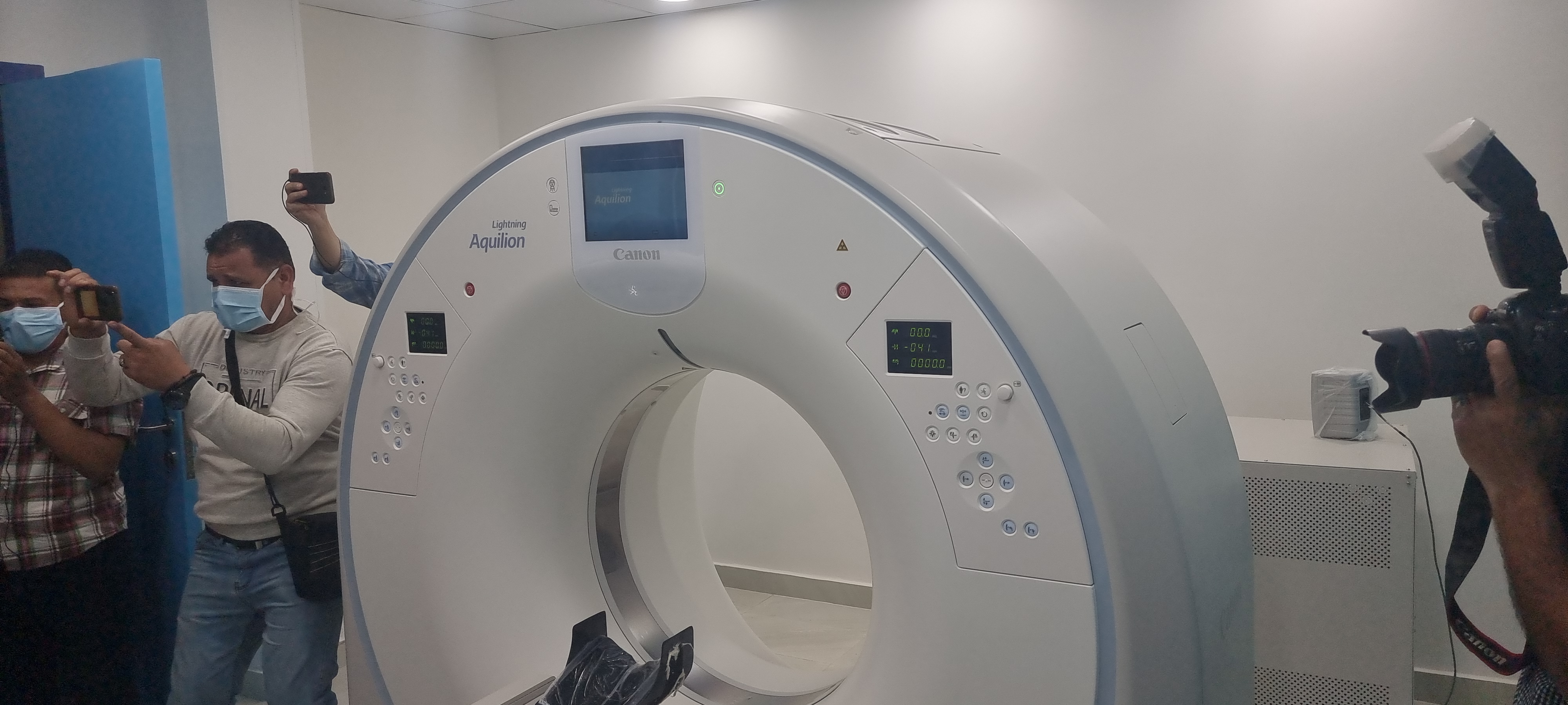 محافظ سوهاج يفتتح وحدة أشعة جديدة لمستشفى الحميات  (16)