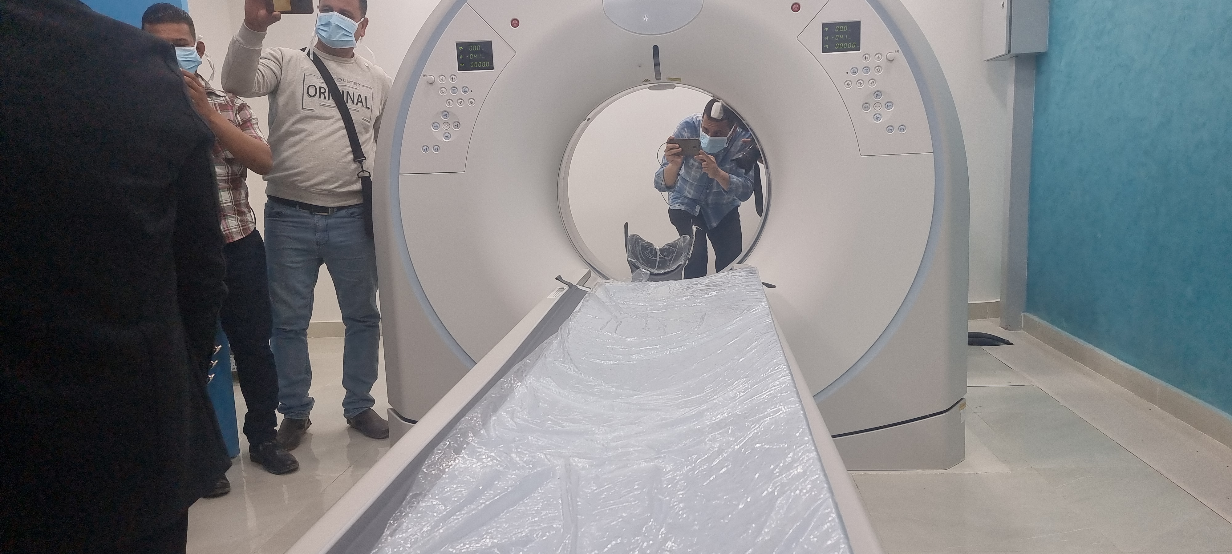 محافظ سوهاج يفتتح وحدة أشعة جديدة لمستشفى الحميات  (1)