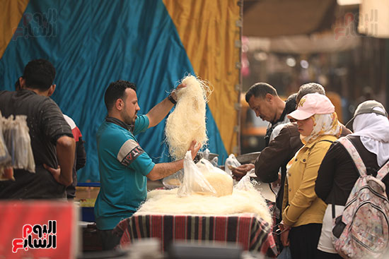 إقبال المواطنين على شراء الكنافة