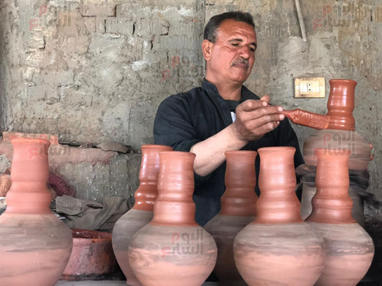 محمد-الدجلة-50-عاما-يبدع-في-صناعة-الفخار-بالدقهلية