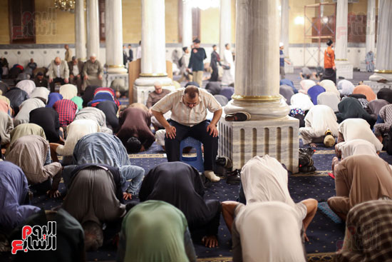 الصلاه على الكرسي داخل مسجد الحسين