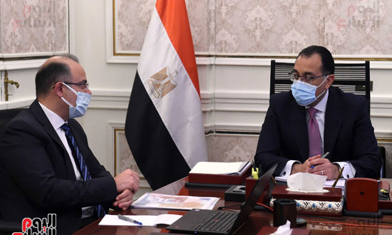 رئيس الوزراء يلتقى رئيس مجلس إدارة البورصة المصرية  (1)