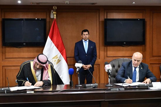 وزير الشباب والرياضة يشهد توقيع بروتوكول تعاون مع مجلس القبائل والعائلات المصرية  (4)