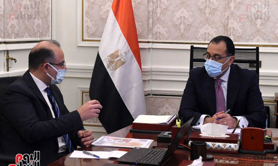 رئيس الوزراء يلتقى رئيس مجلس إدارة البورصة المصرية  (2)