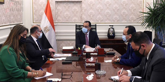 رئيس الوزراء يلتقى رئيس مجلس إدارة البورصة المصرية  (5)