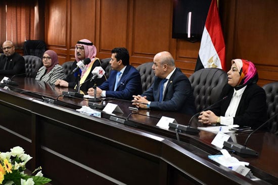 وزير الشباب والرياضة يشهد توقيع بروتوكول تعاون مع مجلس القبائل والعائلات المصرية  (6)
