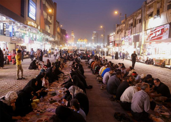 المسلمون العراقيون يتناولون الإفطار