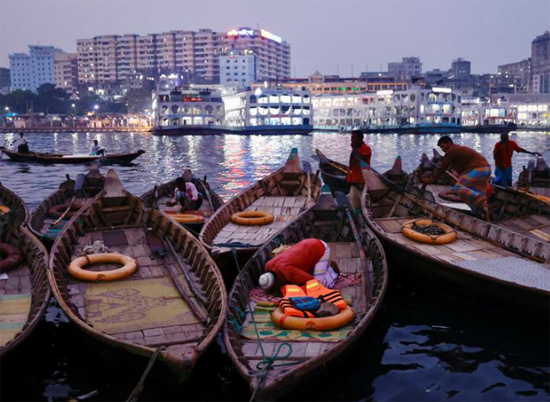 الصلاة على قارب بعد الإفطار خلال شهر رمضان المبارك في دكا ، بنغلاديش