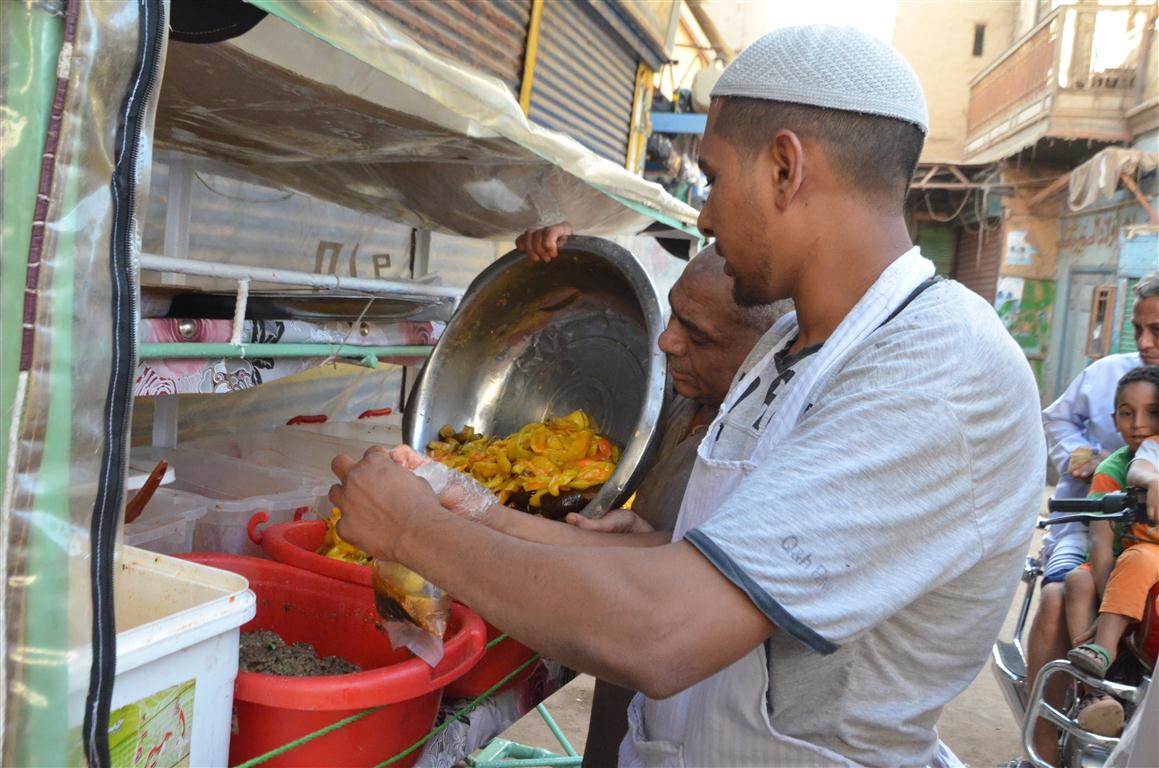 أشهر بائع محللات فى شوارع مدينة إسنا خلال شهر رمضان
