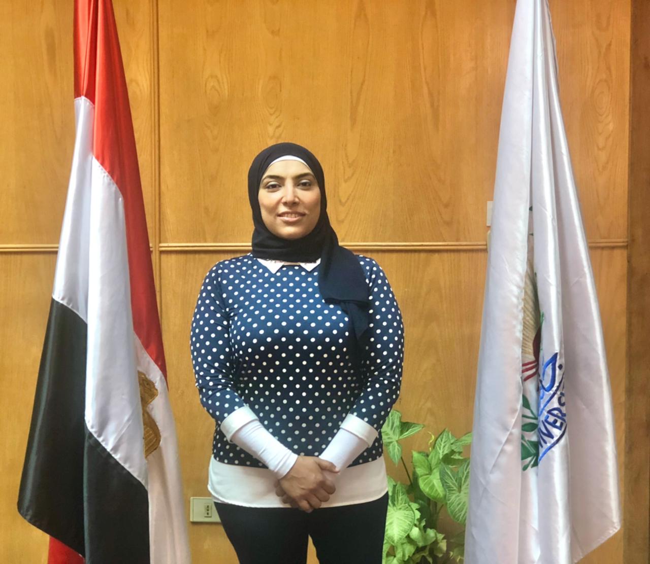 الدكتورة نيفين عبد الخالق الفائزة بجائزة المرأة التشجيعية في مجال الزراعة والعلوم الغذائية