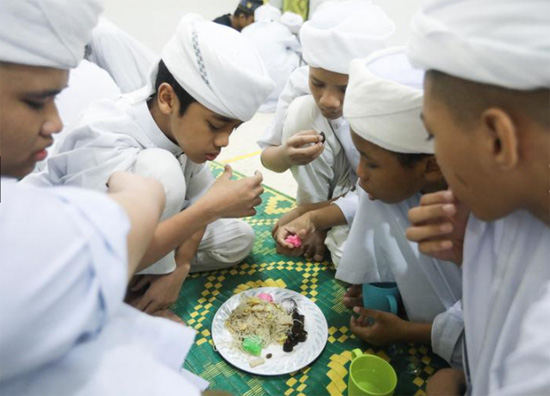 طلاب يفطرون خلال شهر رمضان المبارك في مدرسة داخلية إسلامية في كوالالمبور