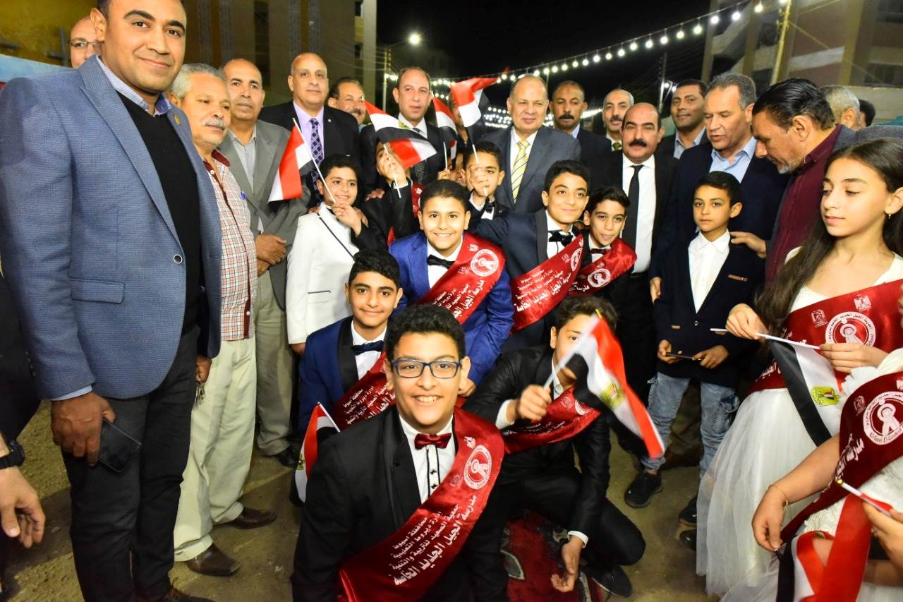 محافظ أسيوط يشهد حفل ختام الأنشطة الطلابية بديروط  (6)