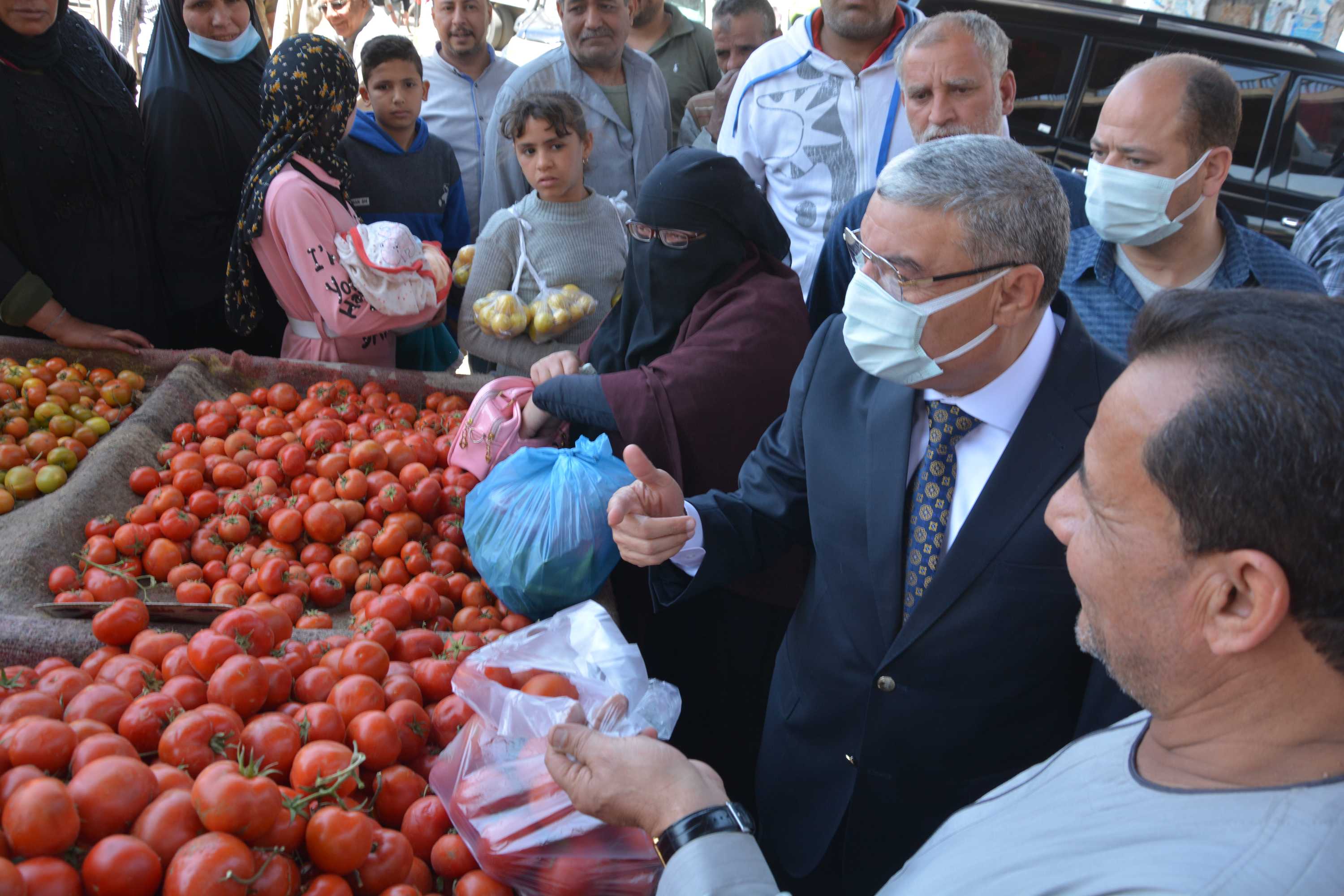 محافظ المنيا يتفقد موقع سوق الحبشي لتجهيز شوادر لبيع الخضر والفواكه بأسعار مخفضة (3)