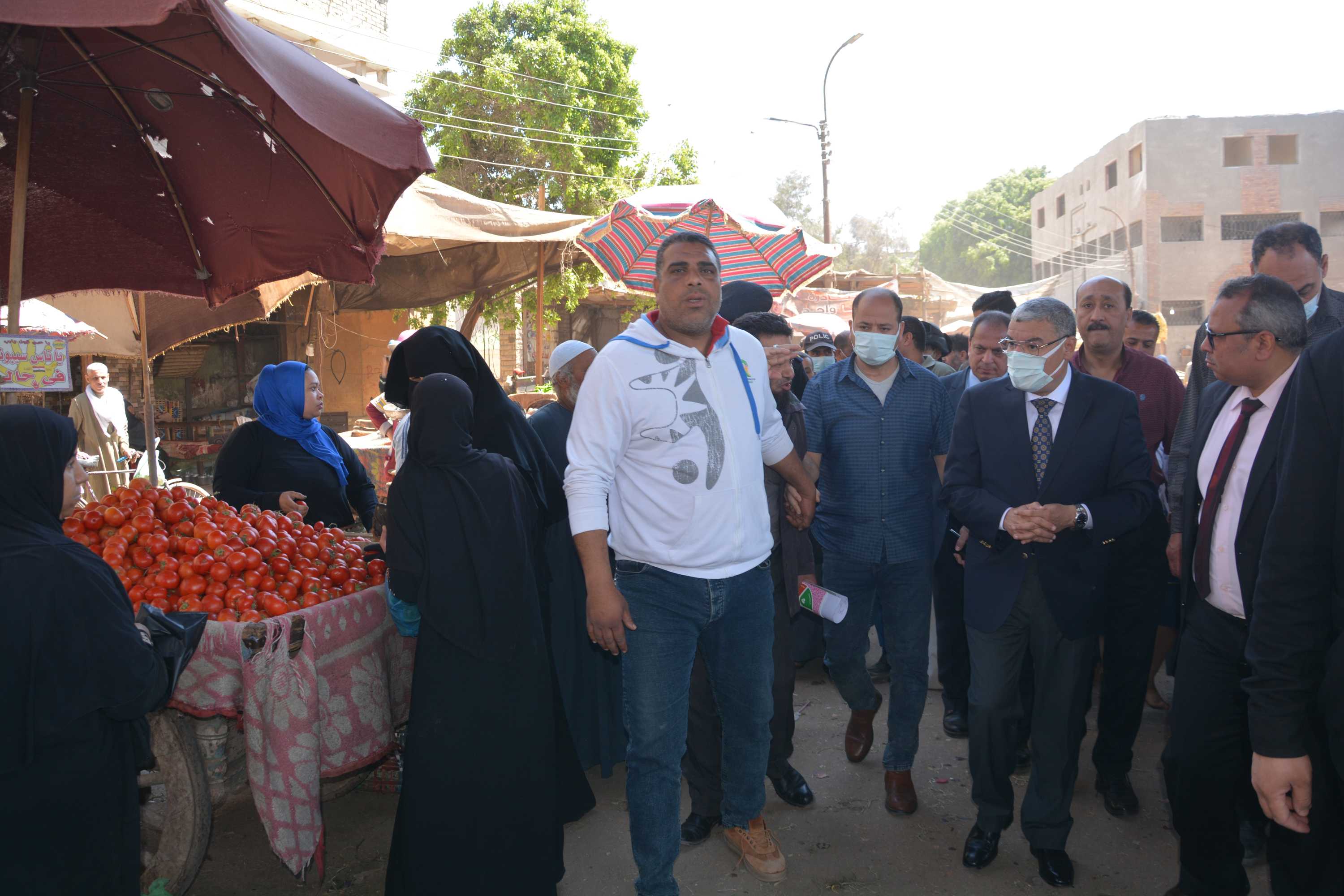 محافظ المنيا يتفقد معرض أهلا رمضان وموقع سوق الحبشي لتجهيز شوادر لبيع الخضر والفواكه بأسعار مخفضة  (3)