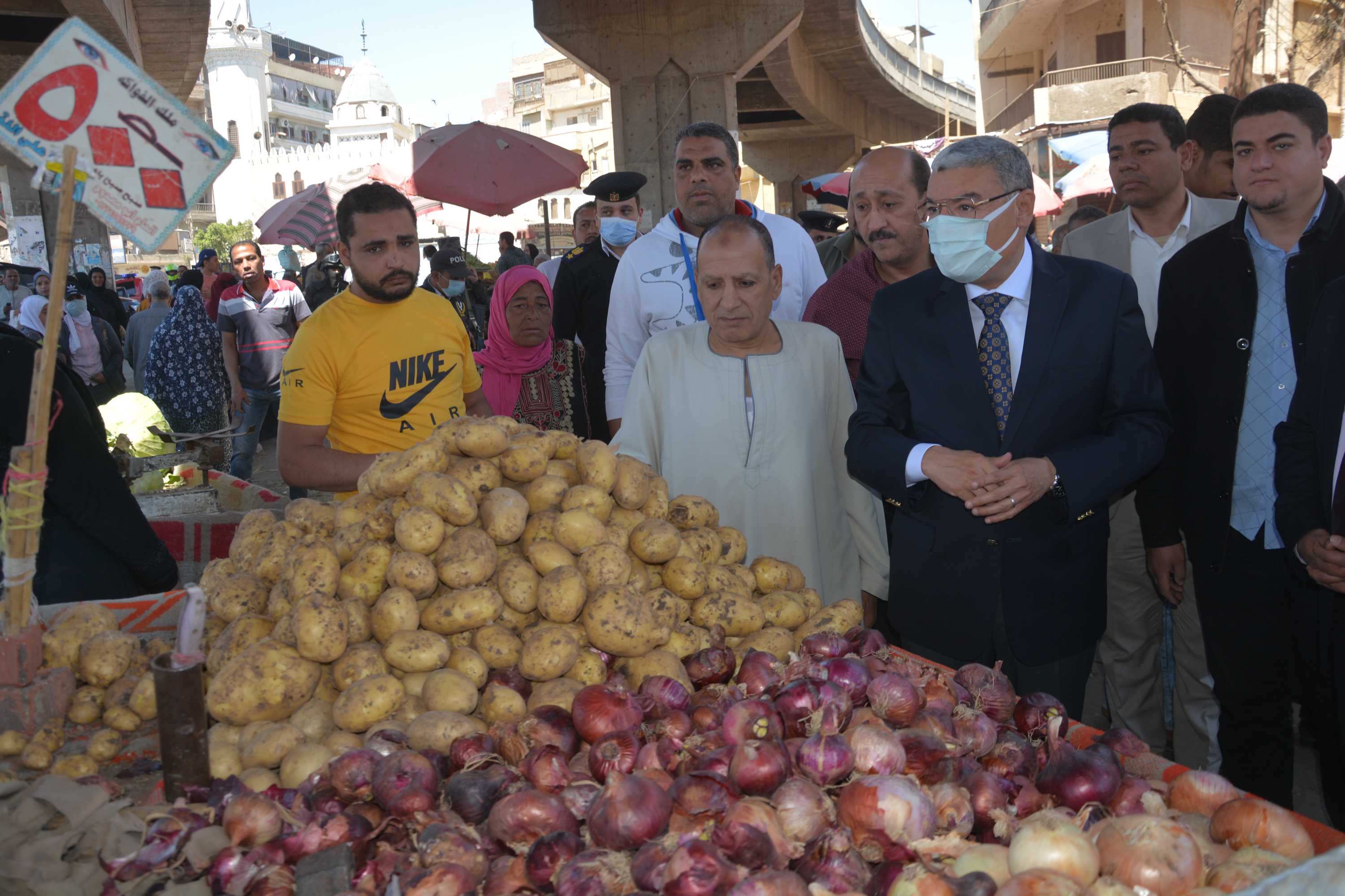 محافظ المنيا يتفقد موقع سوق الحبشي لتجهيز شوادر لبيع الخضر والفواكه بأسعار مخفضة (5)