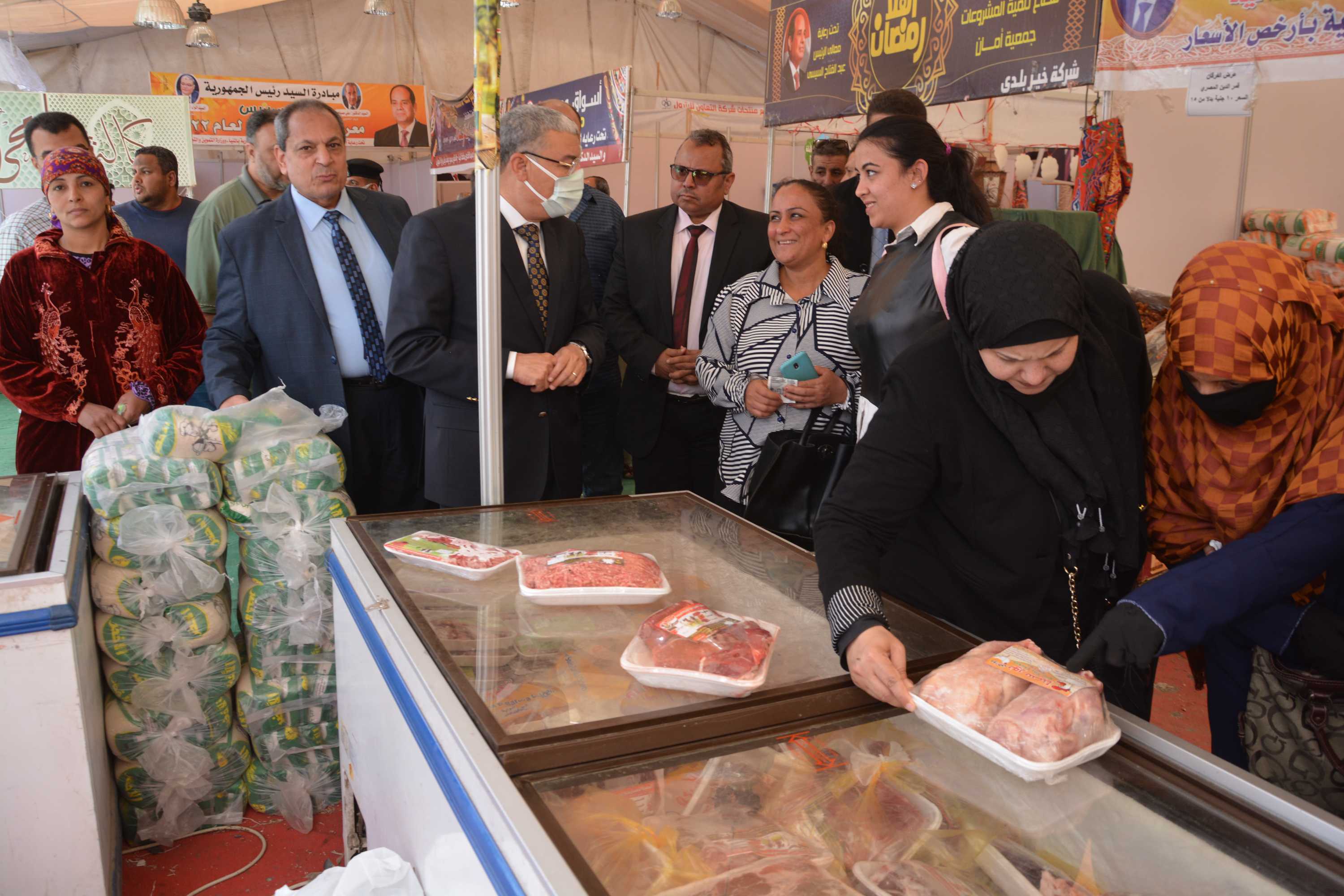 محافظ المنيا يتفقد معرض أهلا رمضان وموقع سوق الحبشي لتجهيز شوادر لبيع الخضر والفواكه بأسعار مخفضة  (4)