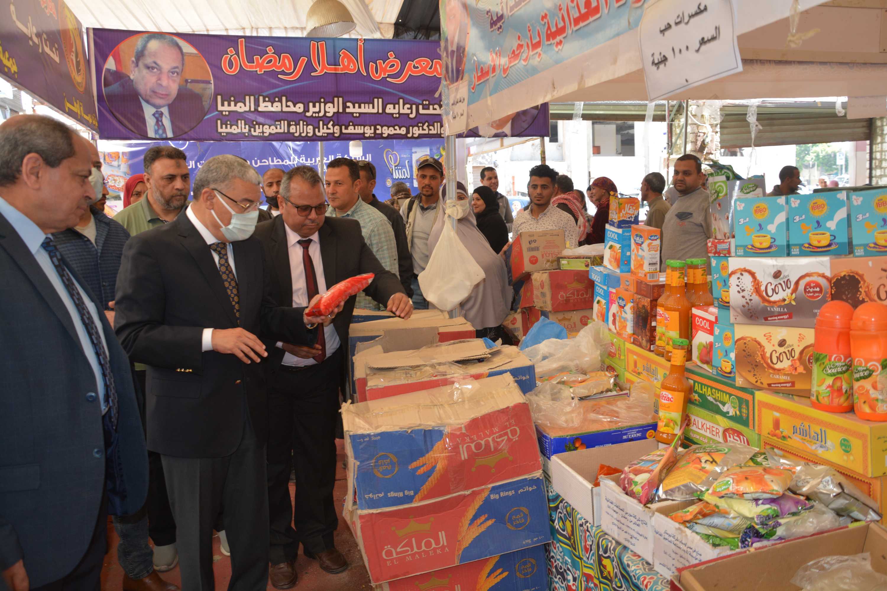 محافظ المنيا يتفقد معرض أهلا رمضان وموقع سوق الحبشي لتجهيز شوادر لبيع الخضر والفواكه بأسعار مخفضة  (5)