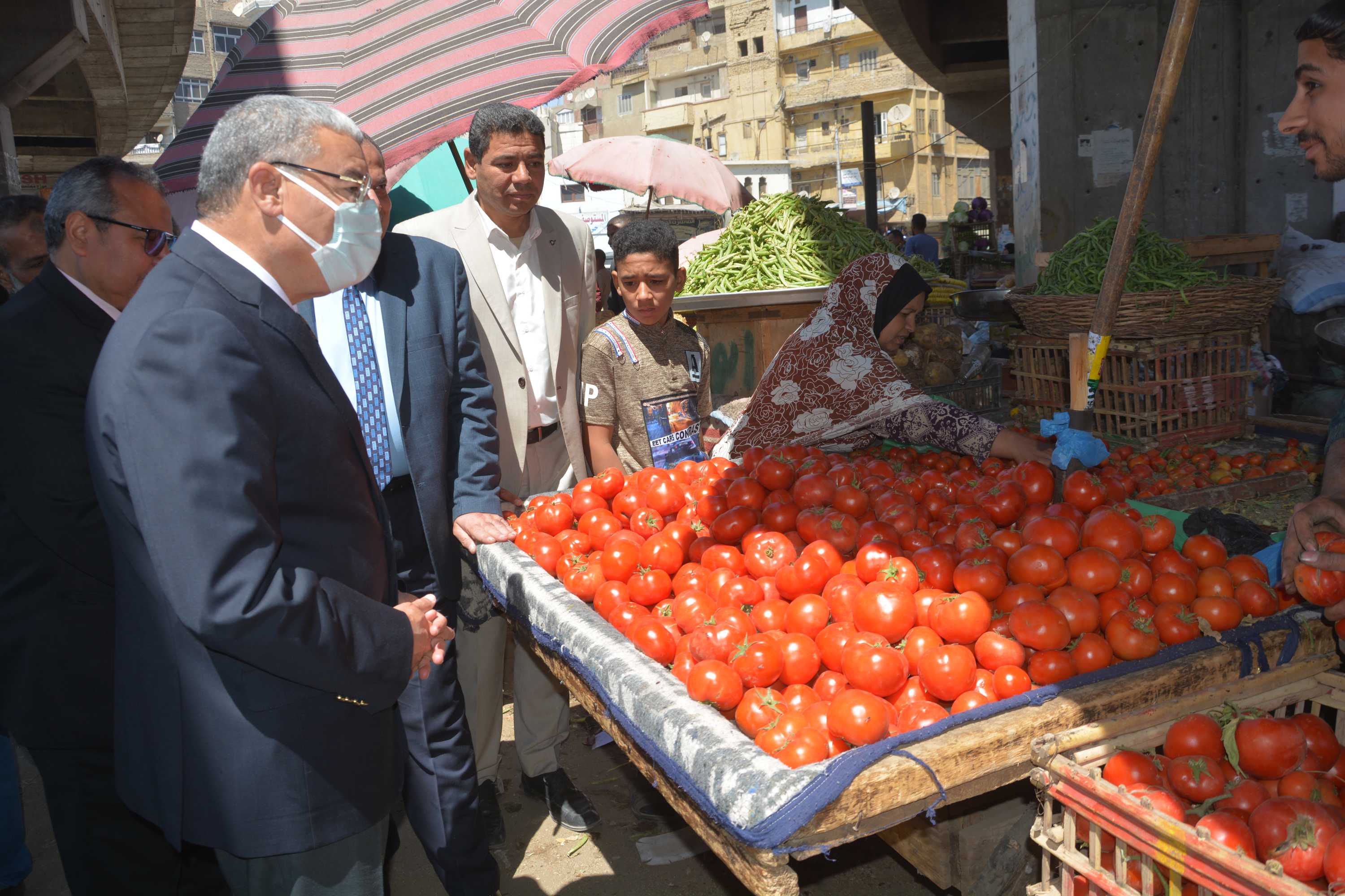 محافظ المنيا يتفقد موقع سوق الحبشي لتجهيز شوادر لبيع الخضر والفواكه بأسعار مخفضة (4)