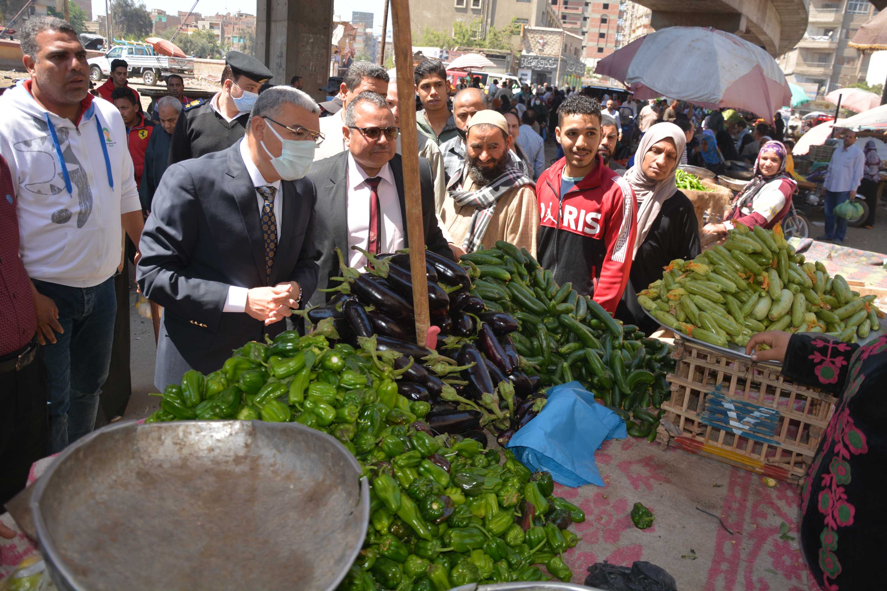 محافظ المنيا يتفقد موقع سوق الحبشي لتجهيز شوادر لبيع الخضر والفواكه بأسعار مخفضة (1)
