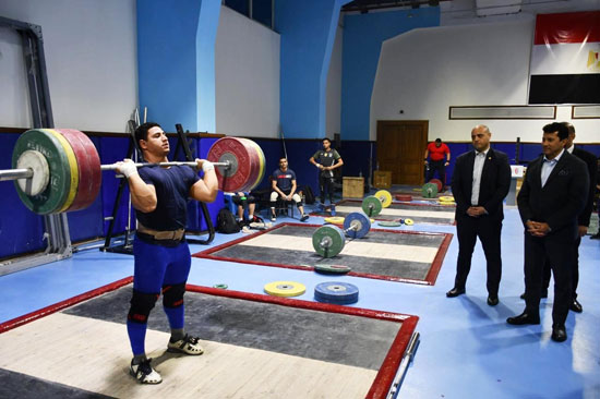 وزير الرياضة يشهد تدريب المنتخبات الوطنية بالمركز الأوليمبى بالمعادى (18)