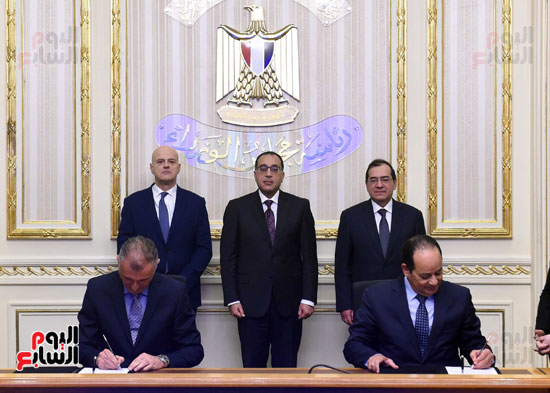 رئيس الوزراء يشهد مراسم التوقيع على اتفاق للتعاون فى مجال الغاز الطبيعى   (1)