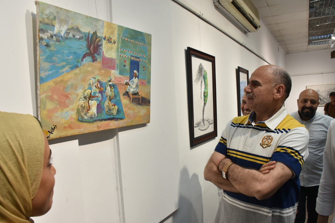 رئيس جامعة الأقصر يفتتح معرض رمضان كريم بكلية الفنون الجميلة (1)