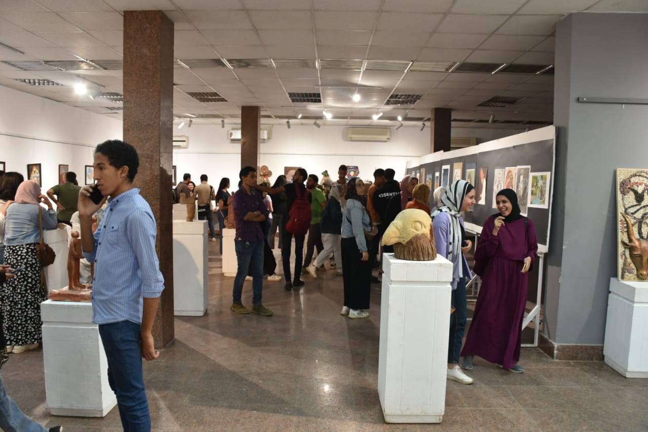 رئيس جامعة الأقصر يفتتح معرض رمضان كريم بكلية الفنون الجميلة (2)