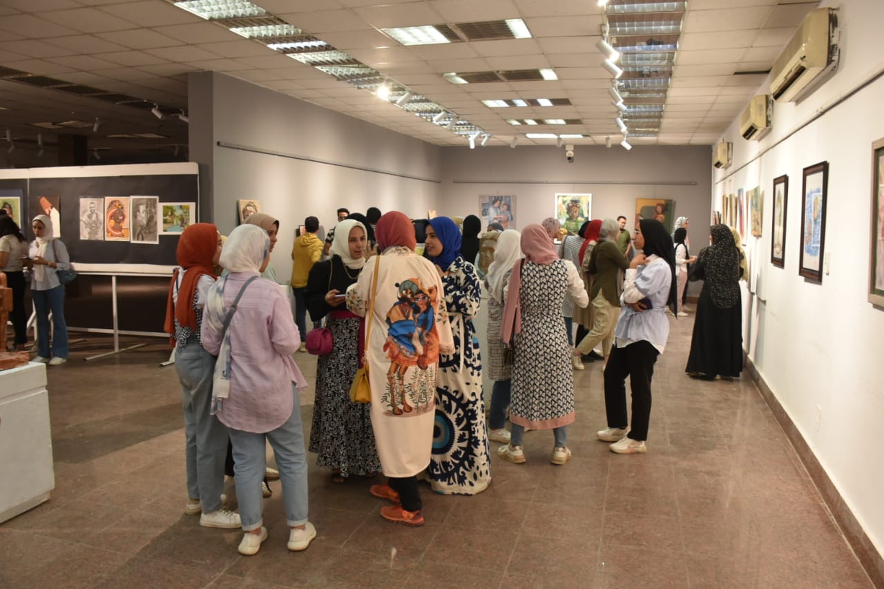 رئيس جامعة الأقصر يفتتح معرض رمضان كريم بكلية الفنون الجميلة (4)