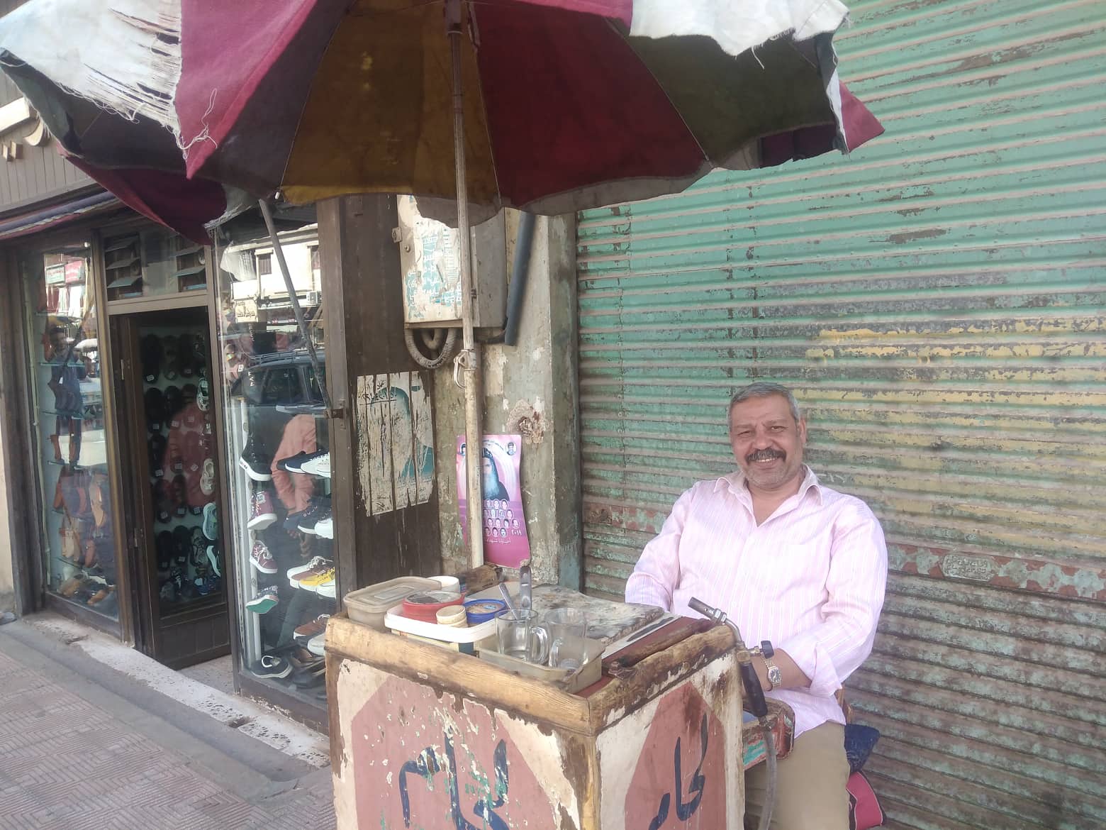 عماد نادر يعمل في صنعة لحام الذهب من 35 عاما بقنا