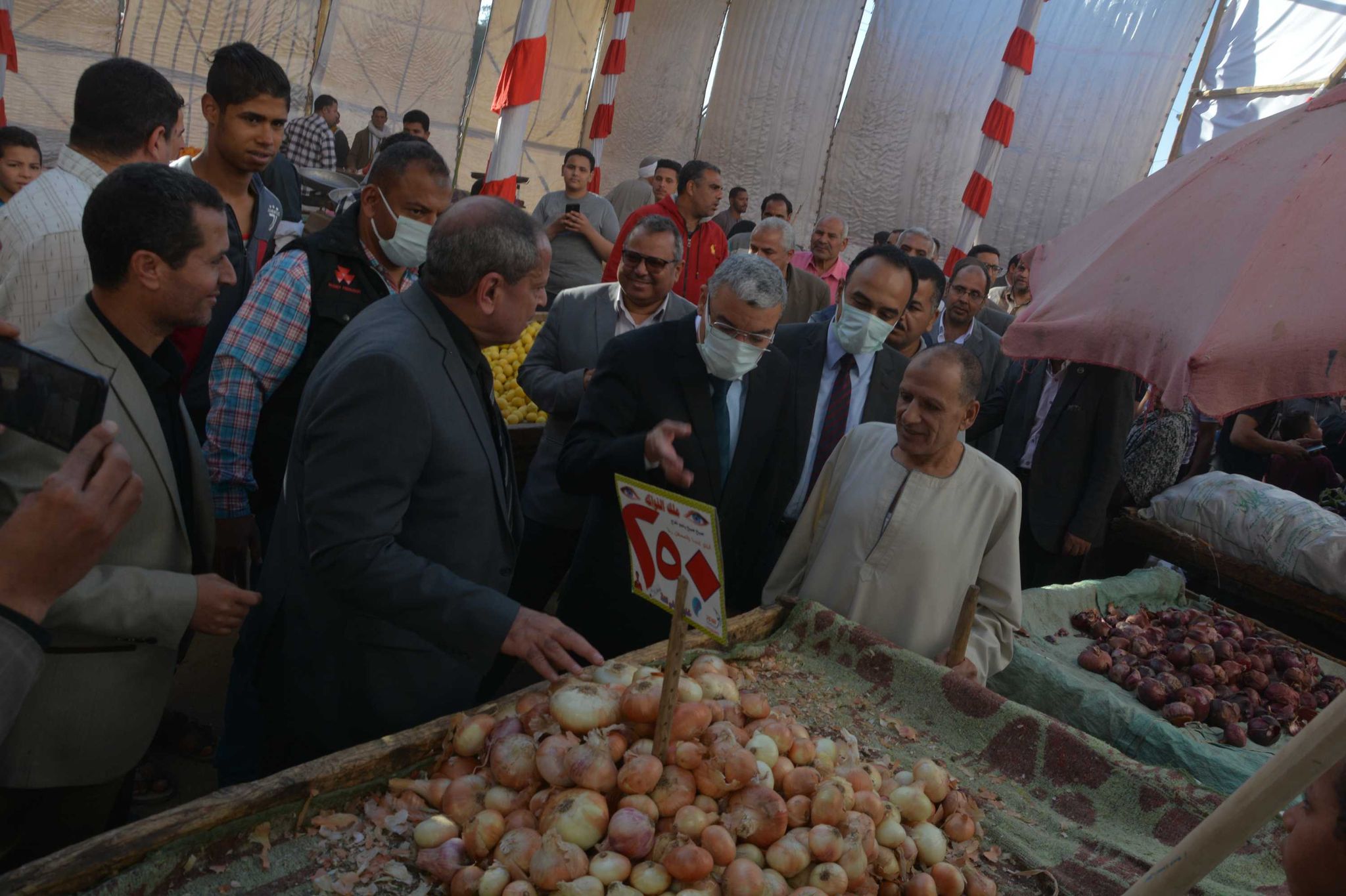 محافظ المنيا يتفقد شادر بيع الخضر والفاكهة بسوق الحبشي (2)