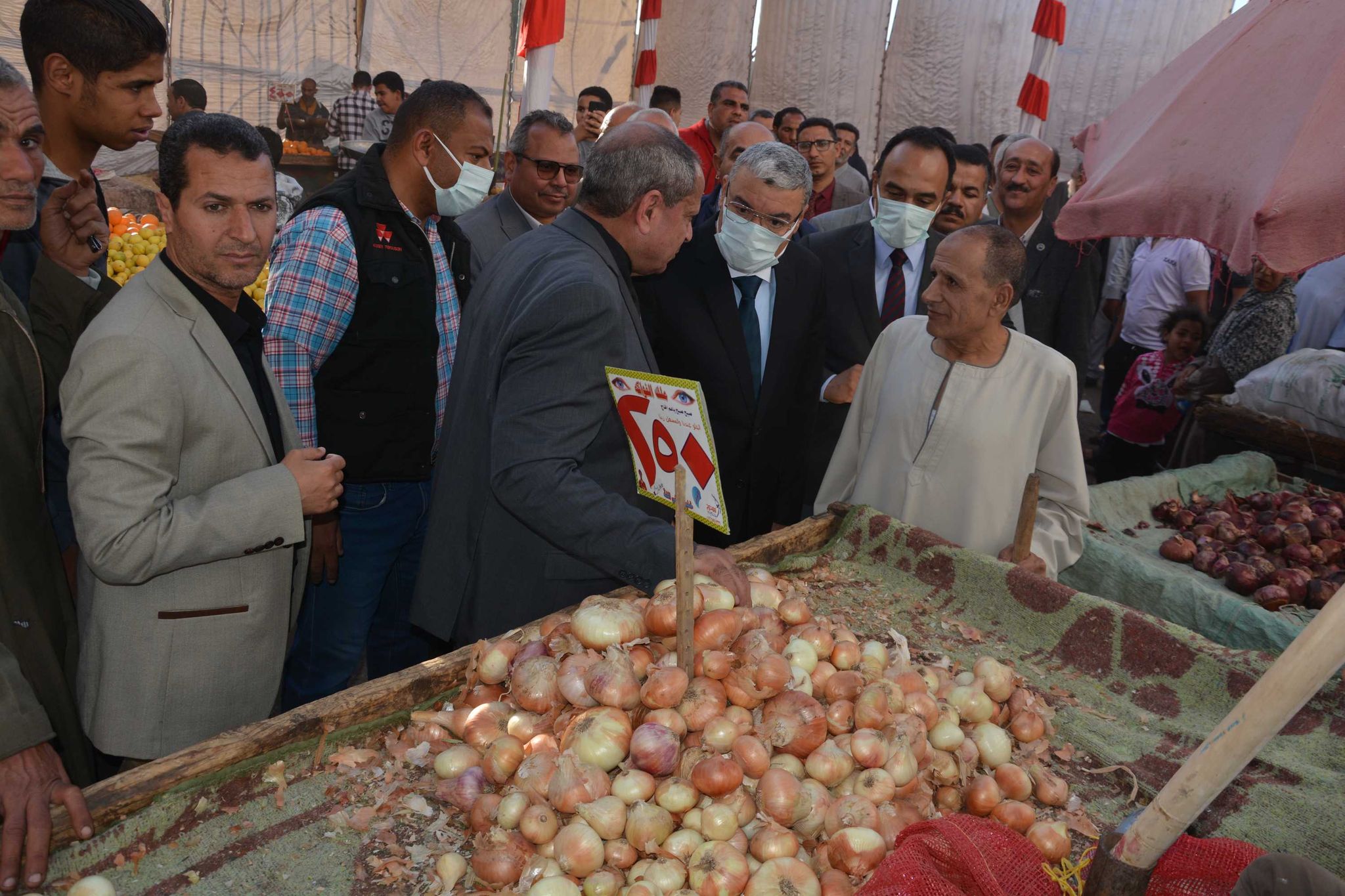 محافظ المنيا يتفقد شادر بيع الخضر والفاكهة بسوق الحبشي (1)