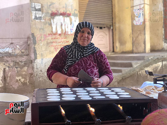 أم-يوسف-25-سنة-في-صنعة-حلويات-رمضان-(2)