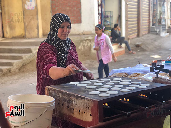 أم-يوسف-25-سنة-في-صنعة-حلويات-رمضان-(4)