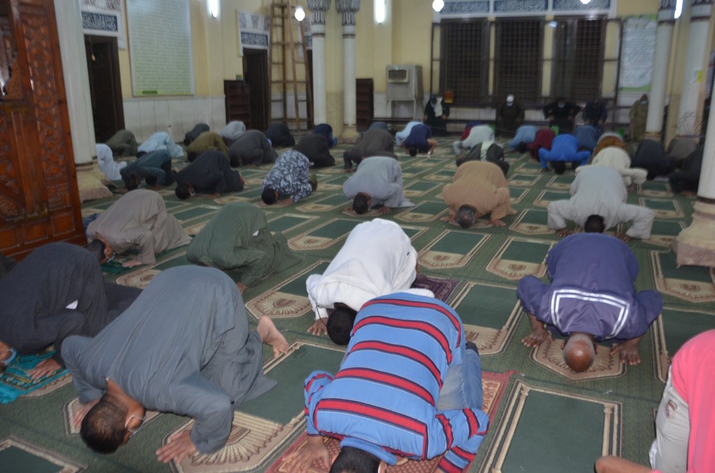 جانب من الصلاة فى المسجد العمرى باسنا