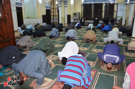 جانب-من-الصلاة-فى-المسجد-العمرى-باسنا
