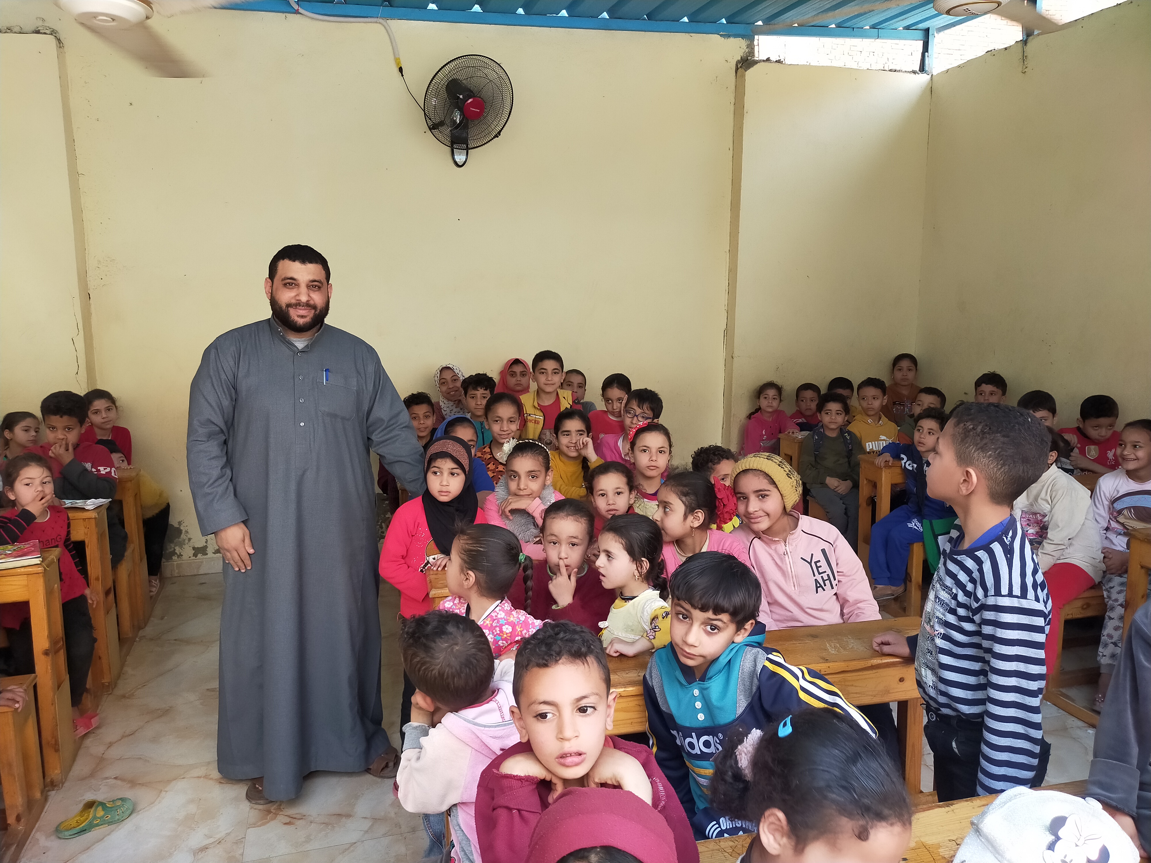 الشيخ أحمد مع الأطفال