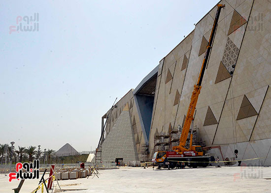 رئيس الوزراء يتفقد المتحف الكبير (2)