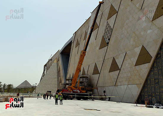 رئيس الوزراء يتفقد المتحف الكبير (16)