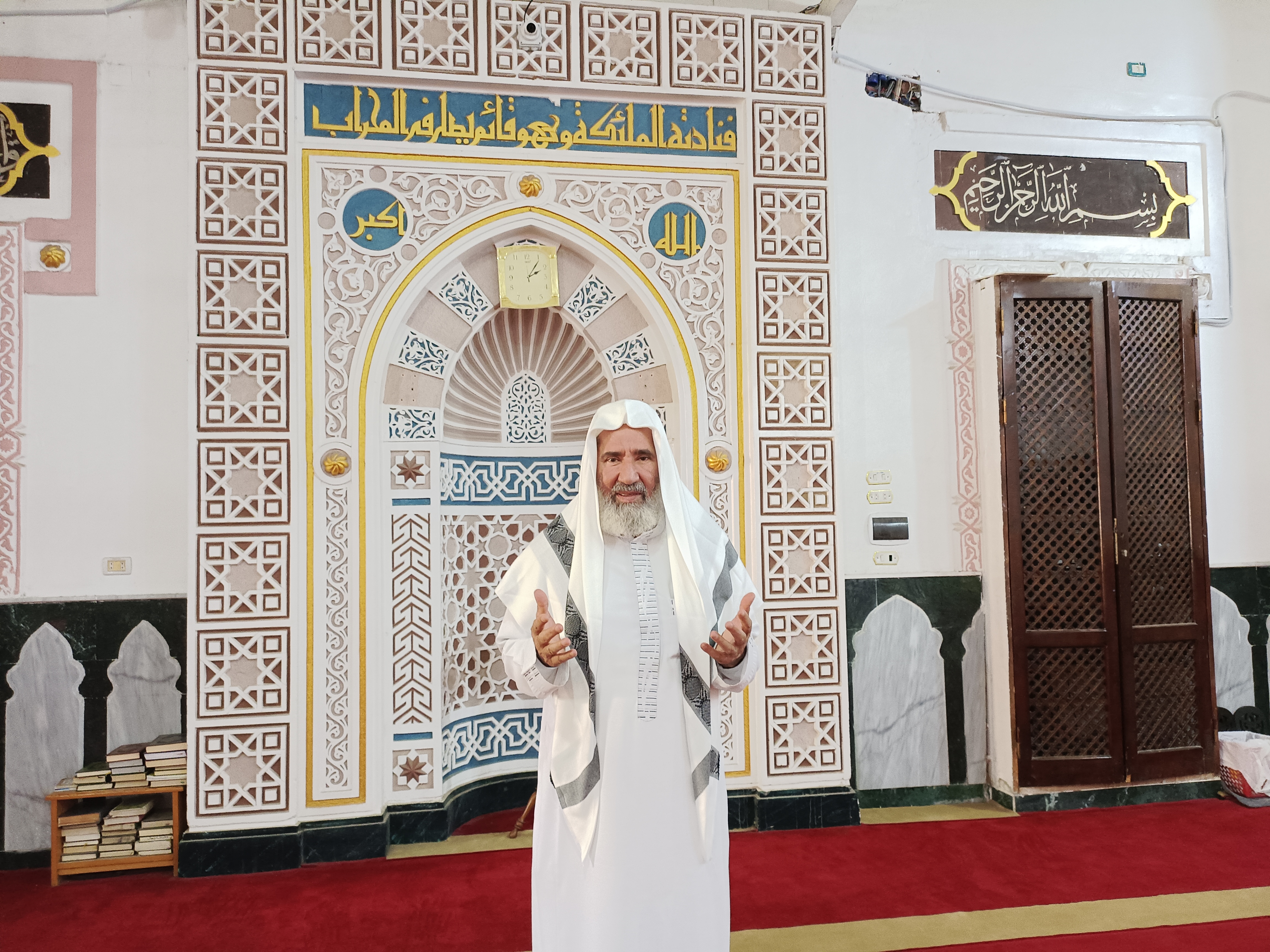 الشيخ أحمد عبد المنعم أمام جامع المطافى