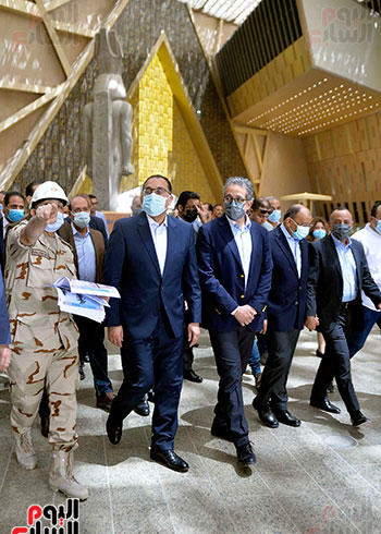 رئيس الوزراء يتفقد المتحف الكبير (12)