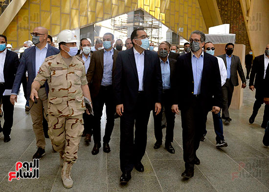 رئيس الوزراء يتفقد المتحف الكبير (10)