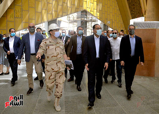 رئيس الوزراء يتفقد المتحف الكبير (9)