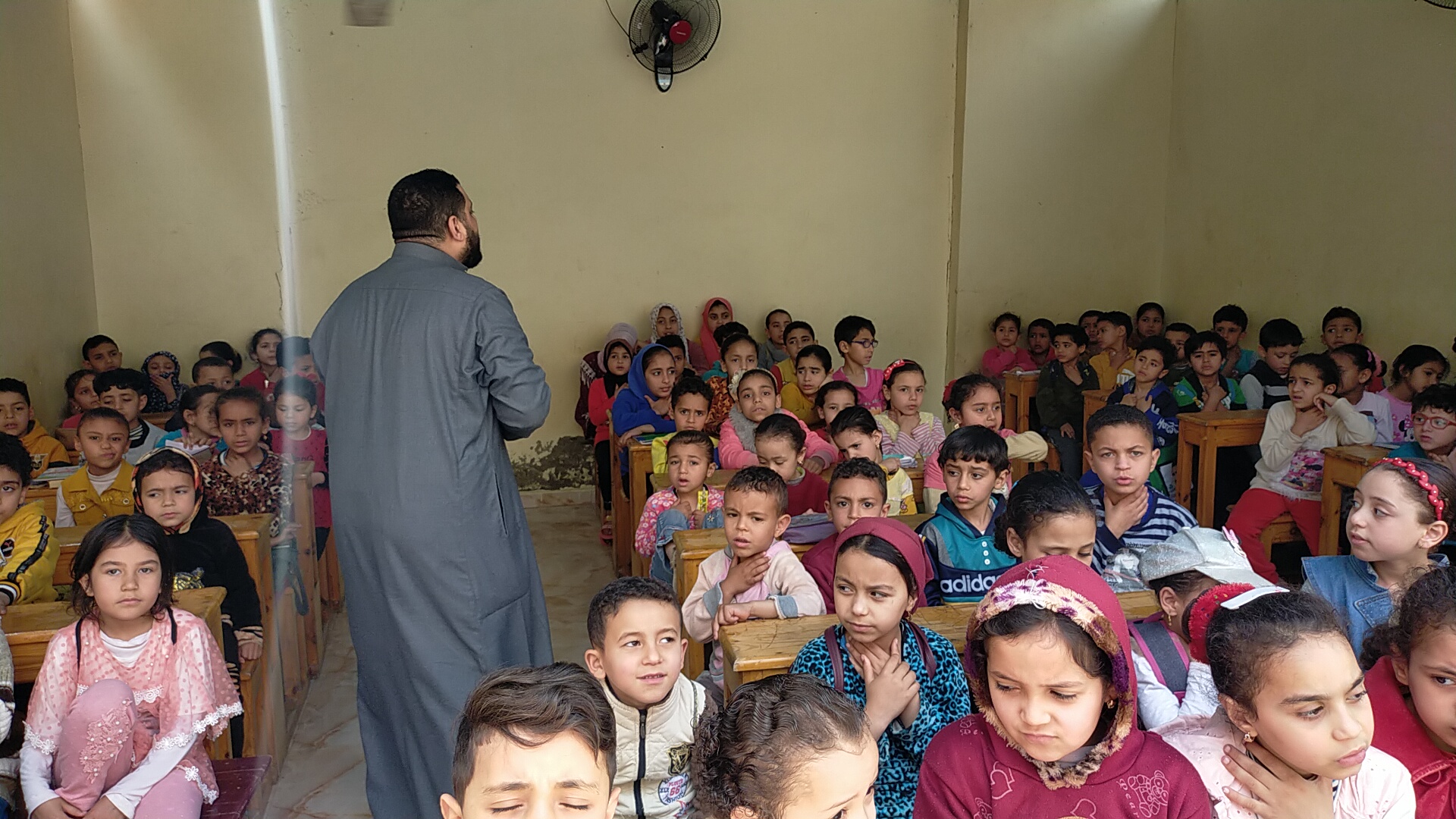 الشيخ أحمد ماهر أثناء تحفيظة القرآن للاطفال