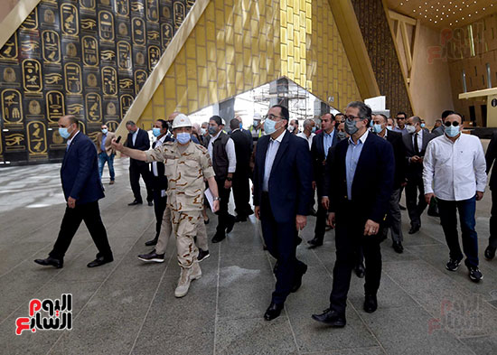 رئيس الوزراء يتفقد المتحف الكبير (21)