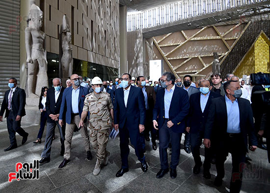 رئيس الوزراء يتفقد المتحف الكبير (25)