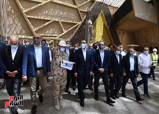 رئيس الوزراء يتفقد المتحف الكبير (24)
