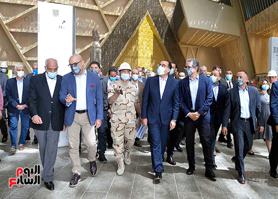 رئيس الوزراء يتفقد المتحف الكبير (13)