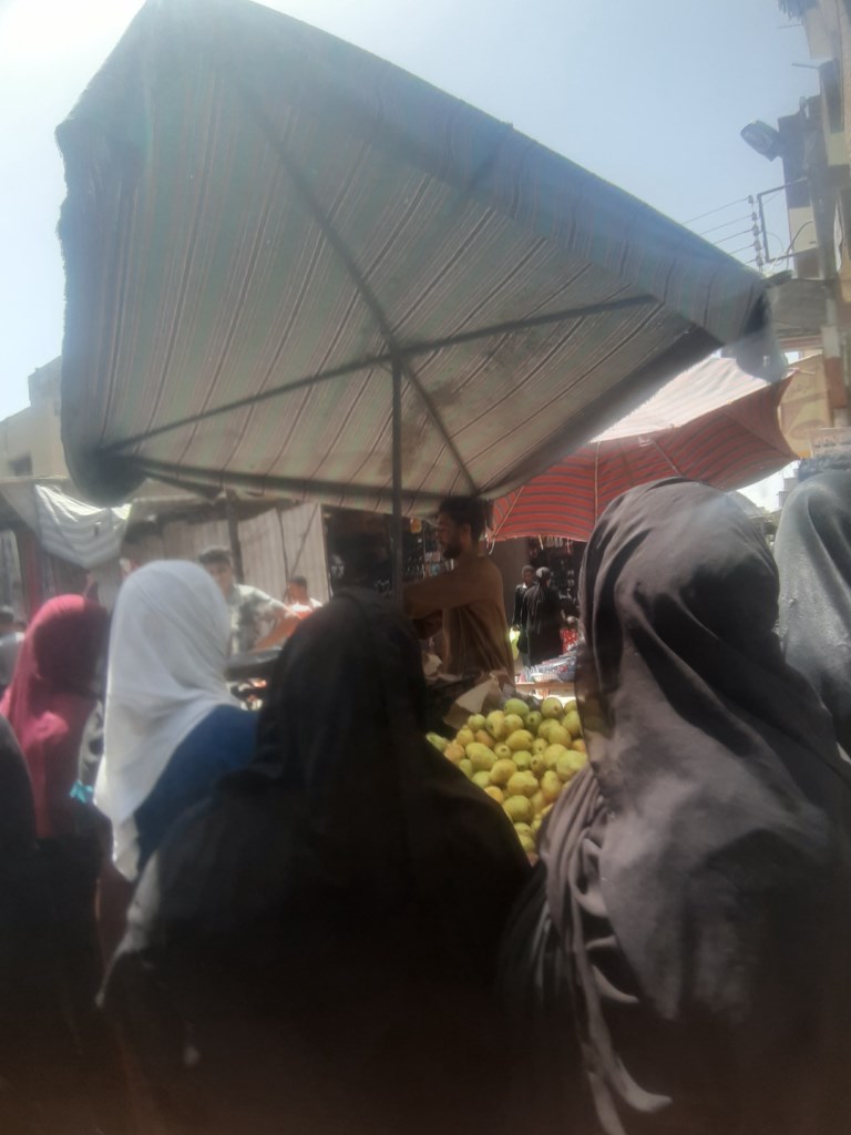 اقبال المواطنين على شراء الفاكهة من سوق كوم امبو